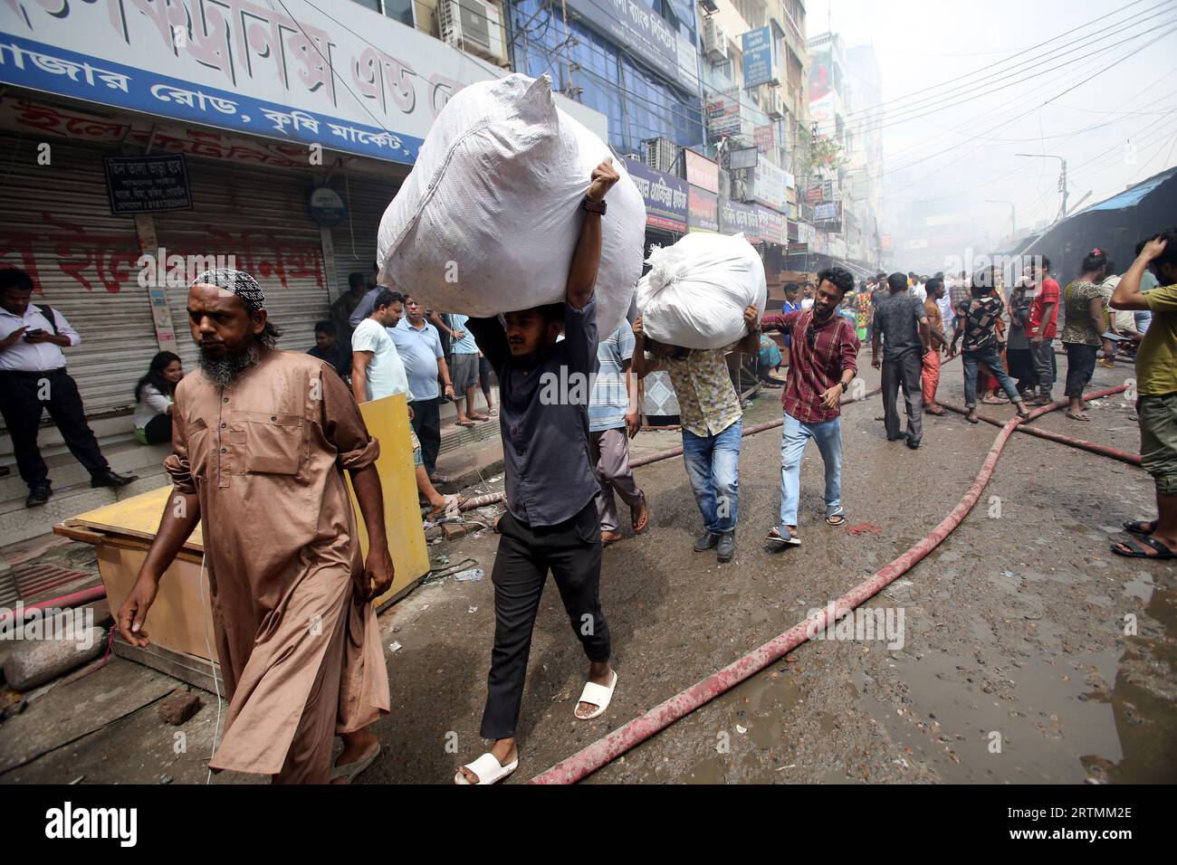 Dhaka, Bangladesch. September 2023. Der Mohammadpur Krishi-Markt, der Brand brach aus, beherbergte etwa 350 kleine, mittlere und große Geschäfte. Ein Großteil dieses Raums wurde aufgrund der Intensität der Flammen zu Asche reduziert. Am 14. September 2023 In Dhaka, Bangladesch. Foto: Habibur Rahman/ABACAPRESS.COM Abaca Press/Alamy Live News Stockfoto