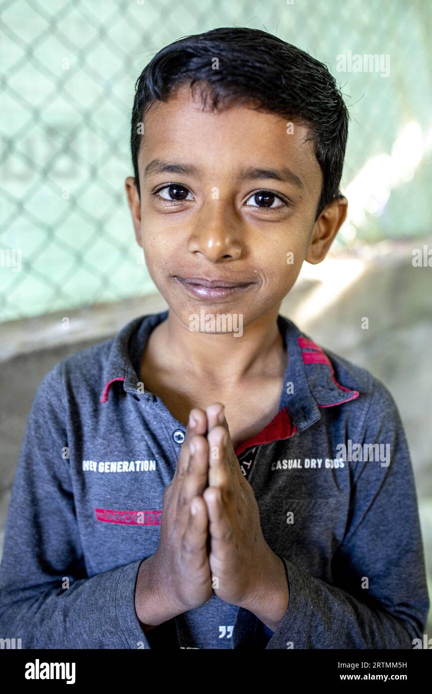 Indischer Junge, der sich in Suregaon, Maharashtra, Indien, in die Hände schließt Stockfoto