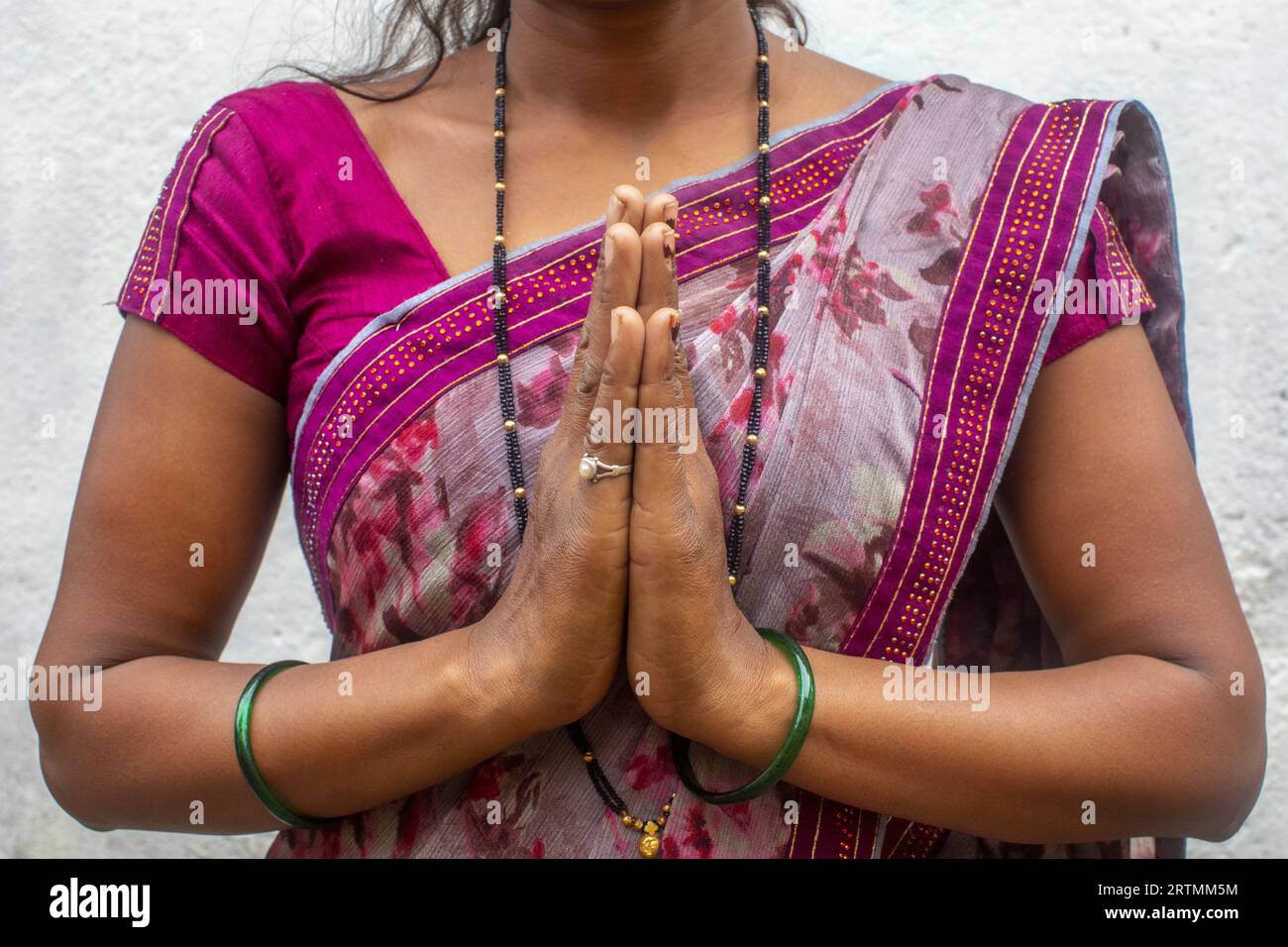Indische Frau, die einen Sari trägt und sich in Babra, Maharashtra, Indien, anschließt Stockfoto