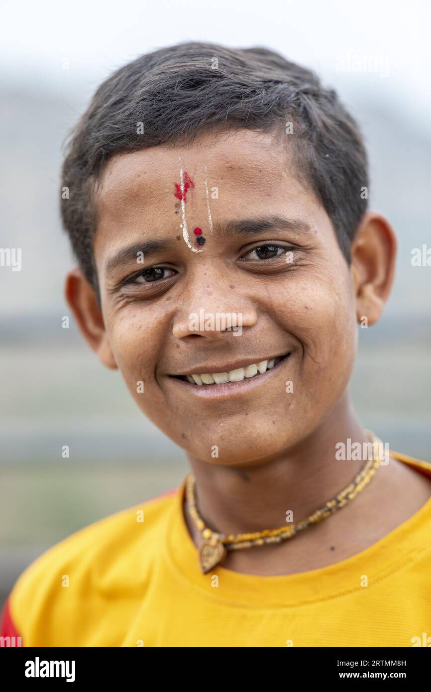 Lächelnder Hindu-Junge in Daulatabad, Maharashtra, Indien Stockfoto