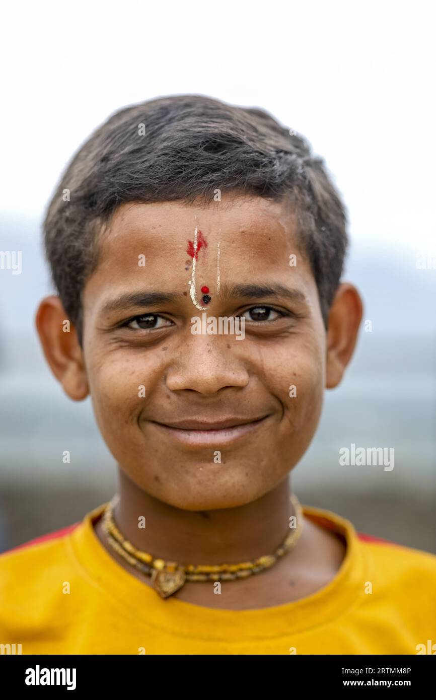 Lächelnder Hindu-Junge in Daulatabad, Maharashtra, Indien Stockfoto