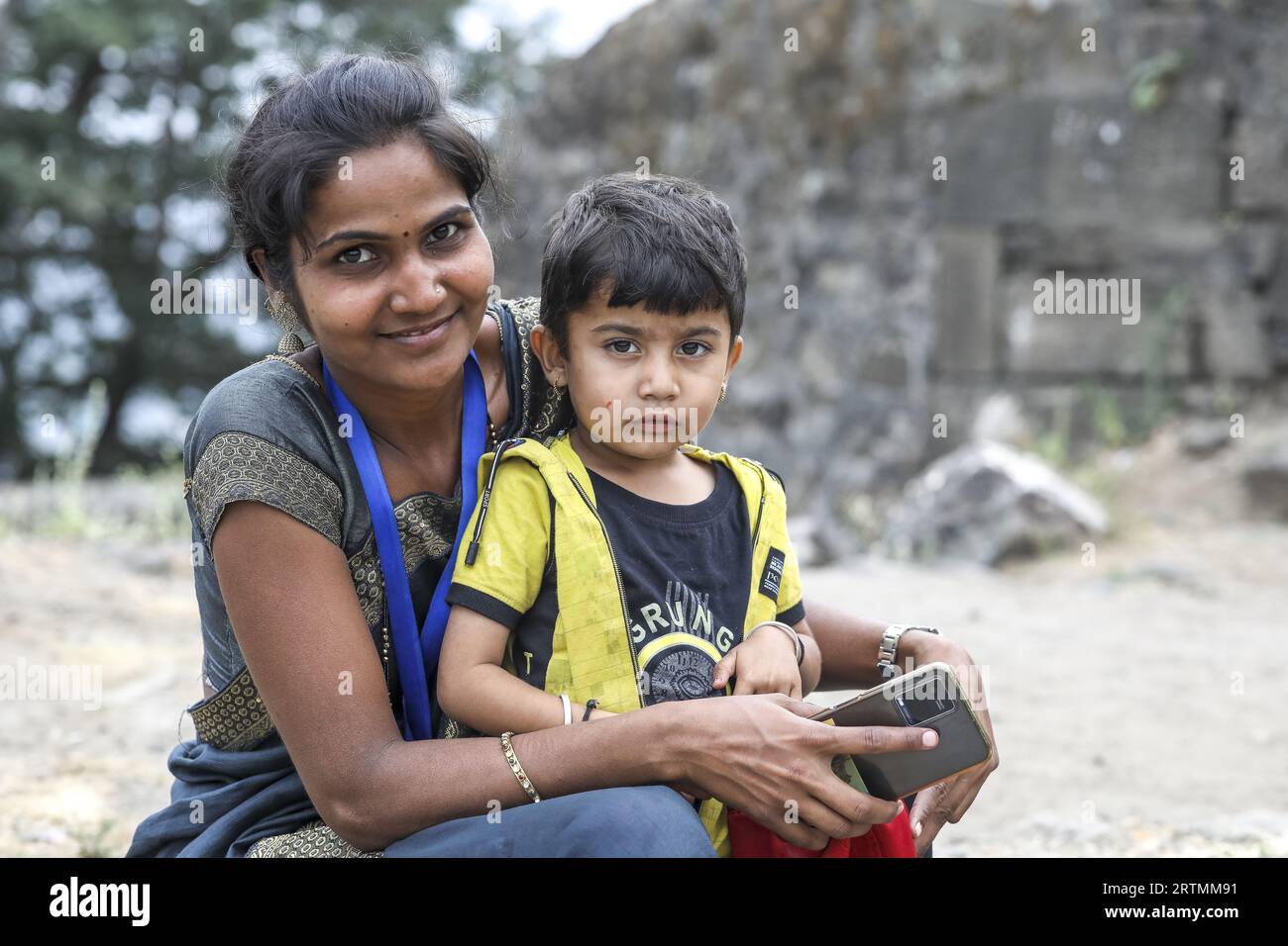 Mutter und Sohn in Daulatabad, Maharashtra, Indien Stockfoto