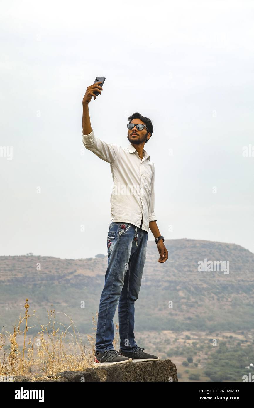 Junger Mann, der ein Selfie in Daulatabad Fort, Maharashtra, Indien, macht Stockfoto