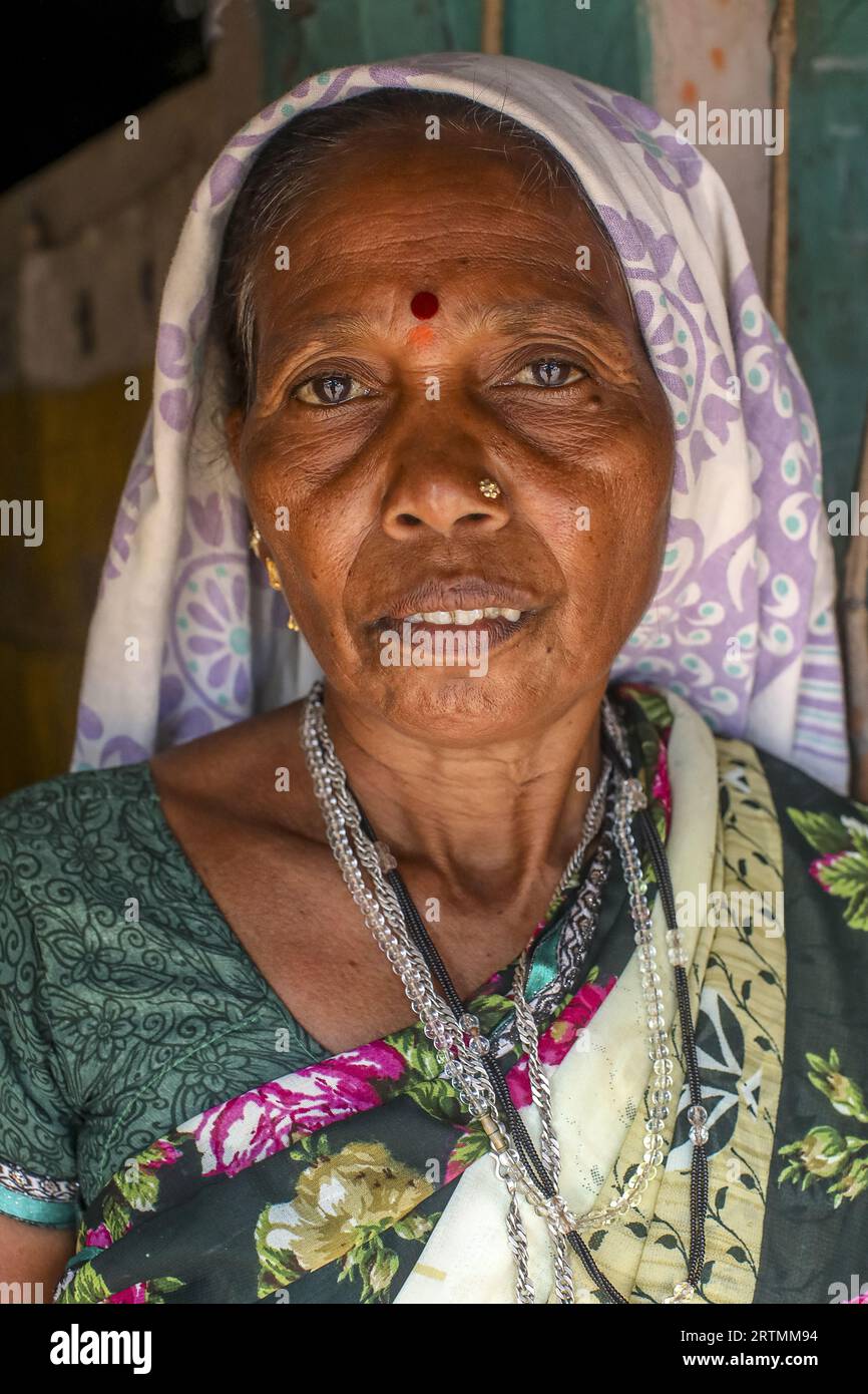 Adivasi-Frau in einem Dorf im Bezirk Narmada, Gujarat, Indien Stockfoto