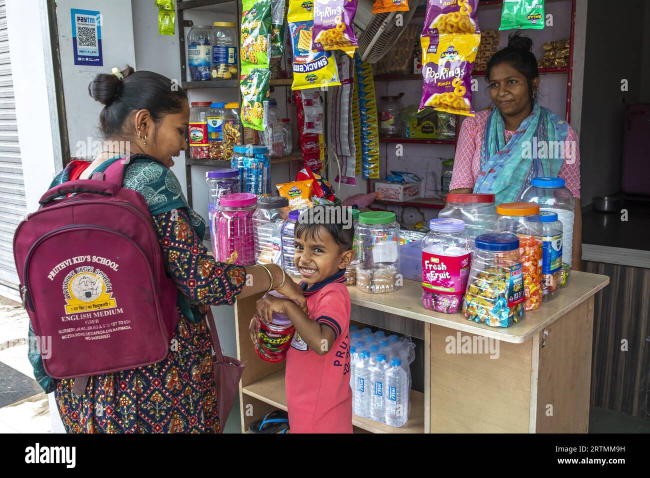 Mutter kauft Süßigkeiten für ihren Sohn in Dediapada, Gujarat, Indien Stockfoto
