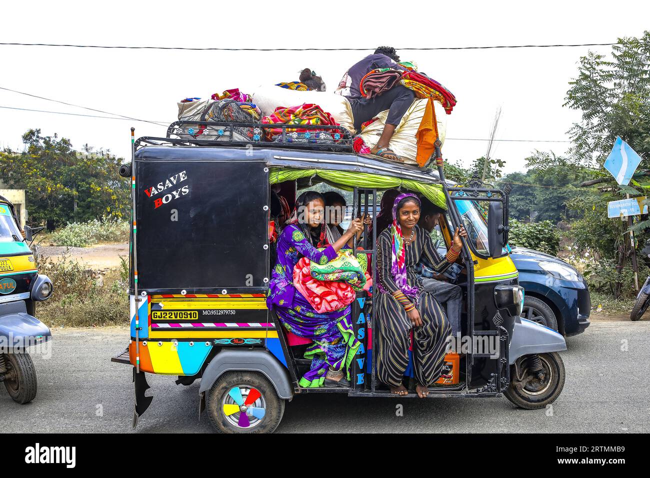 Junge Indianer in einer Autorikscha in der Nähe von Dediapada, Gujarat, Indien Stockfoto
