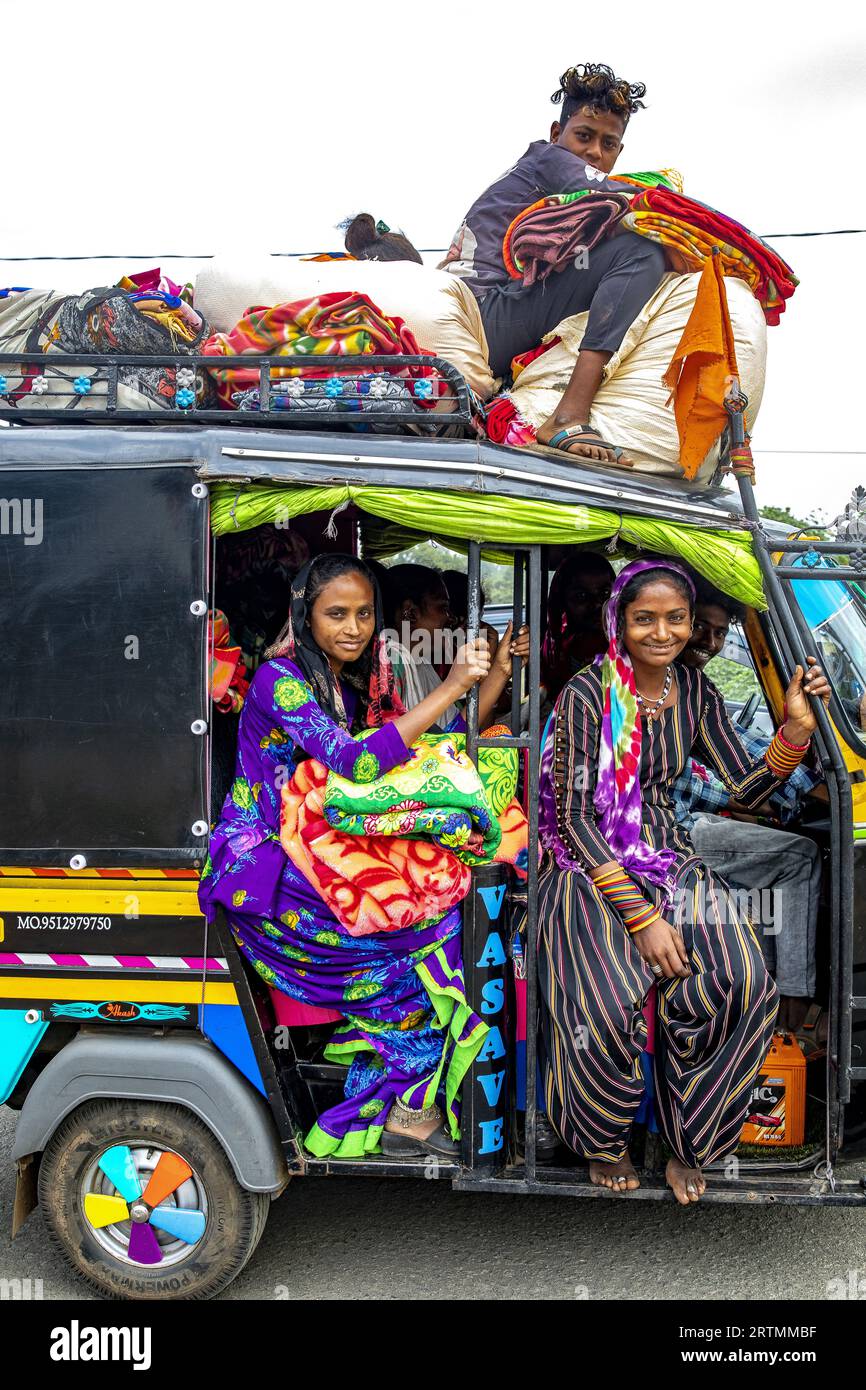 Junge Indianer in einer Autorikscha in der Nähe von Dediapada, Gujarat, Indien Stockfoto