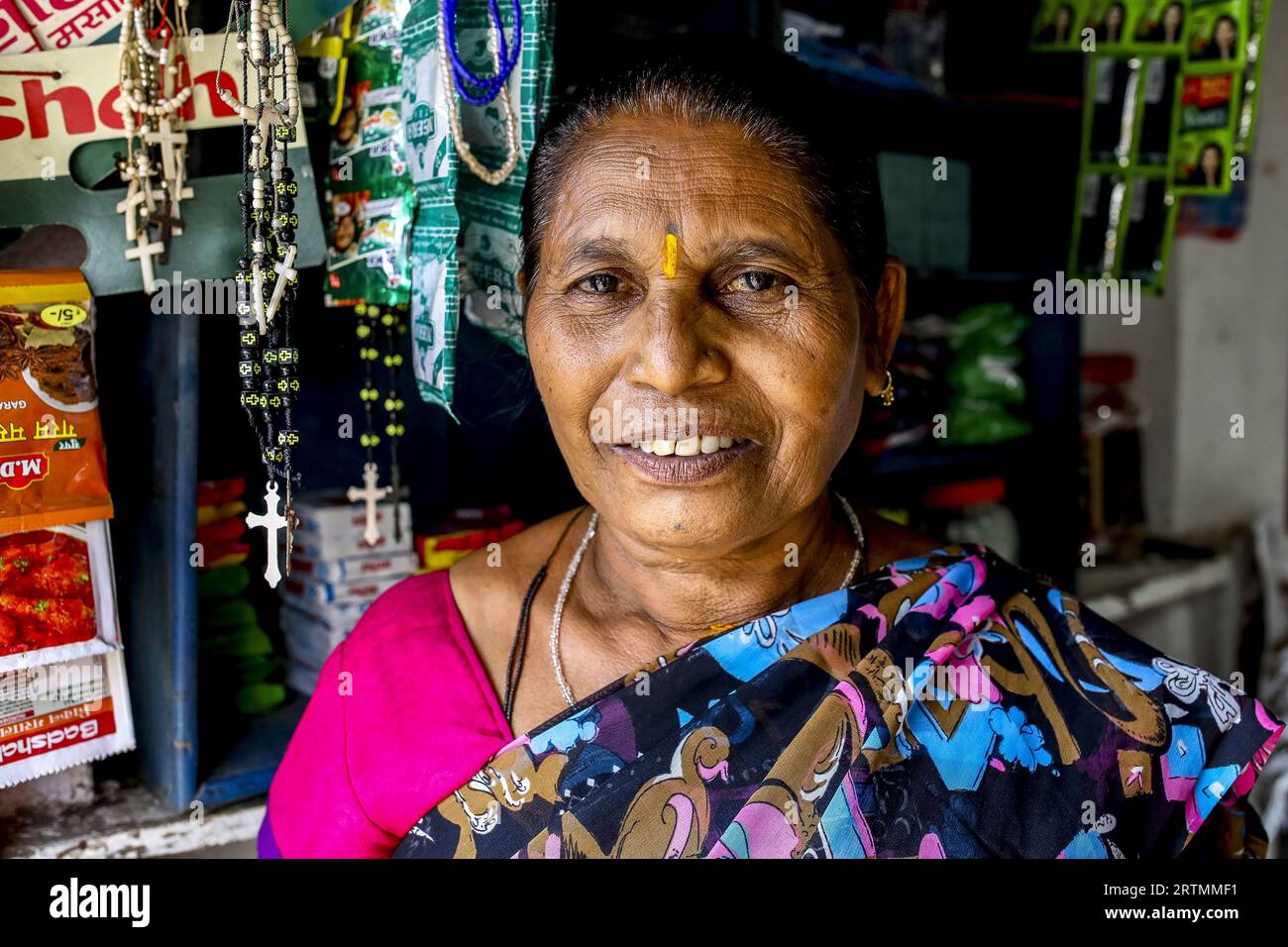 Christian Adivasi Ladenbesitzer in Dediapada, Gujarat, Indien Stockfoto