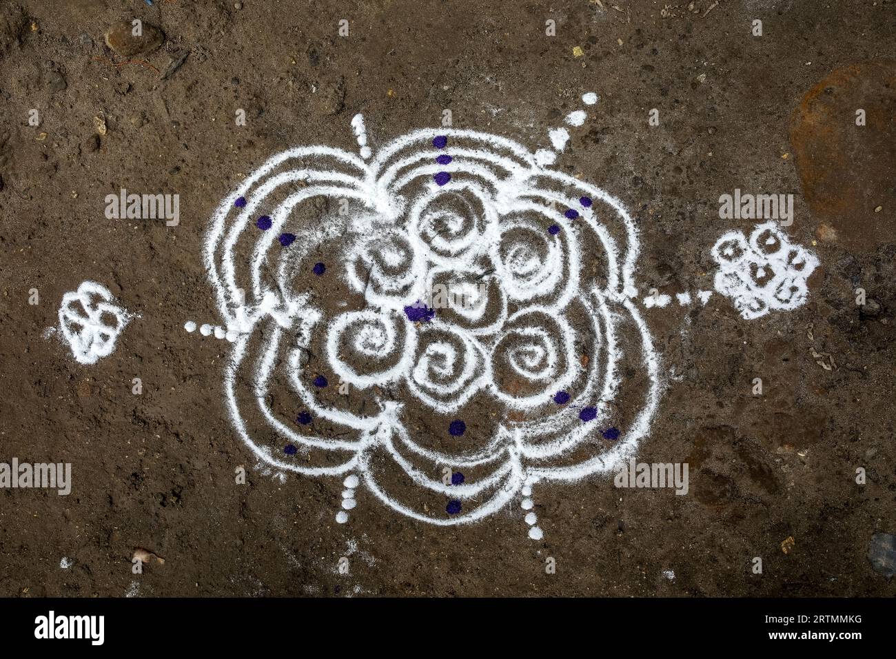 Rangoli-Kreidekunst vor einem Haus im Dorf Bodhegaon, Maharashtra, Indien Stockfoto