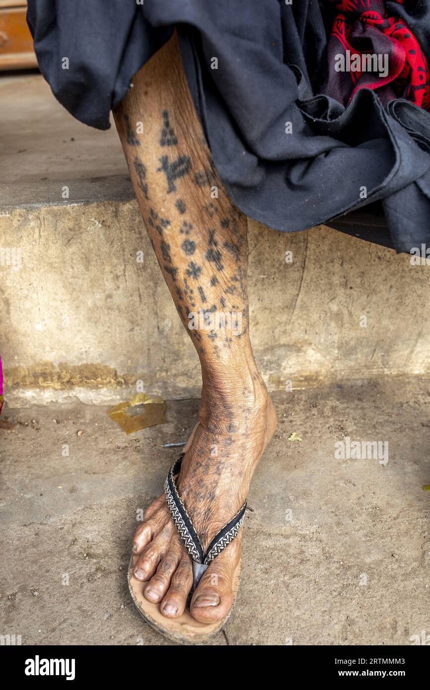 Das tätowierte Bein des Hindu-Anhängers in Dediapada, Gujarat, Indien Stockfoto