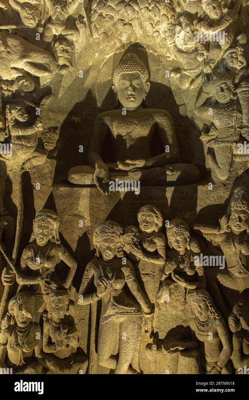 Ajanta-Höhlen, UNESCO-Weltkulturerbe in Maharashtra, Indien. Höhle Nr. 26 Skulpturen. Maras Töchter versuchen Buddha zu verführen Stockfoto