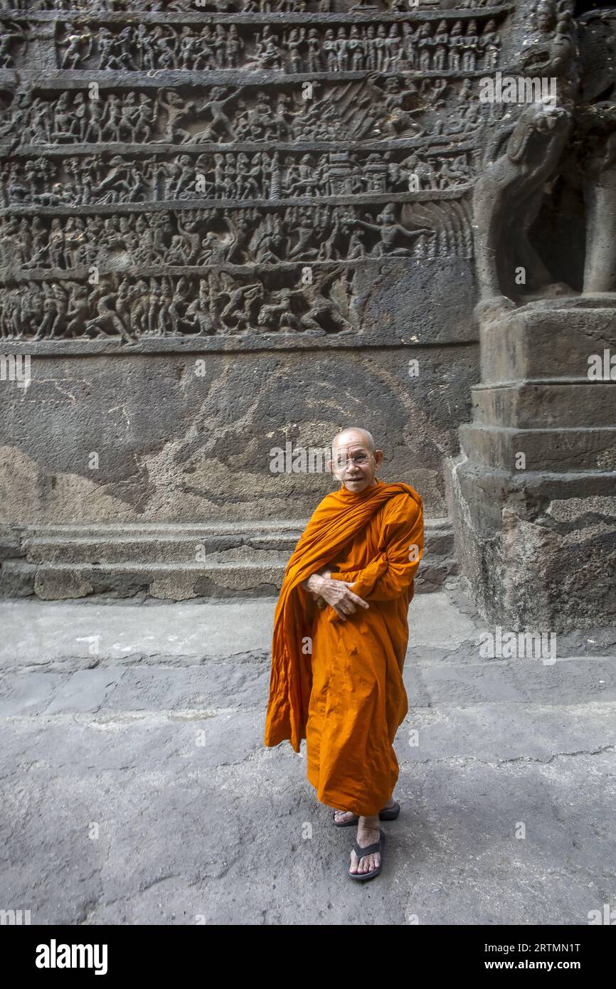 Ellora-Höhlen, UNESCO-Weltkulturerbe in Maharashtra, Indien. Thai-Mönch im Kailash-Tempel Stockfoto