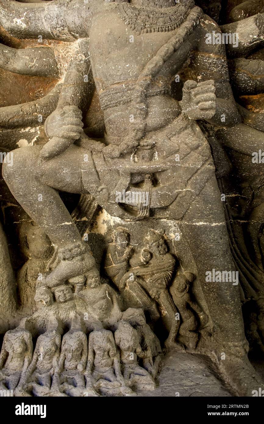 Ellora-Höhlen, UNESCO-Weltkulturerbe in Maharashtra, Indien. Relief Detail : Shiva tötet den Dämon Andhaka am Eingang zum Kailasa (Kail Stockfoto
