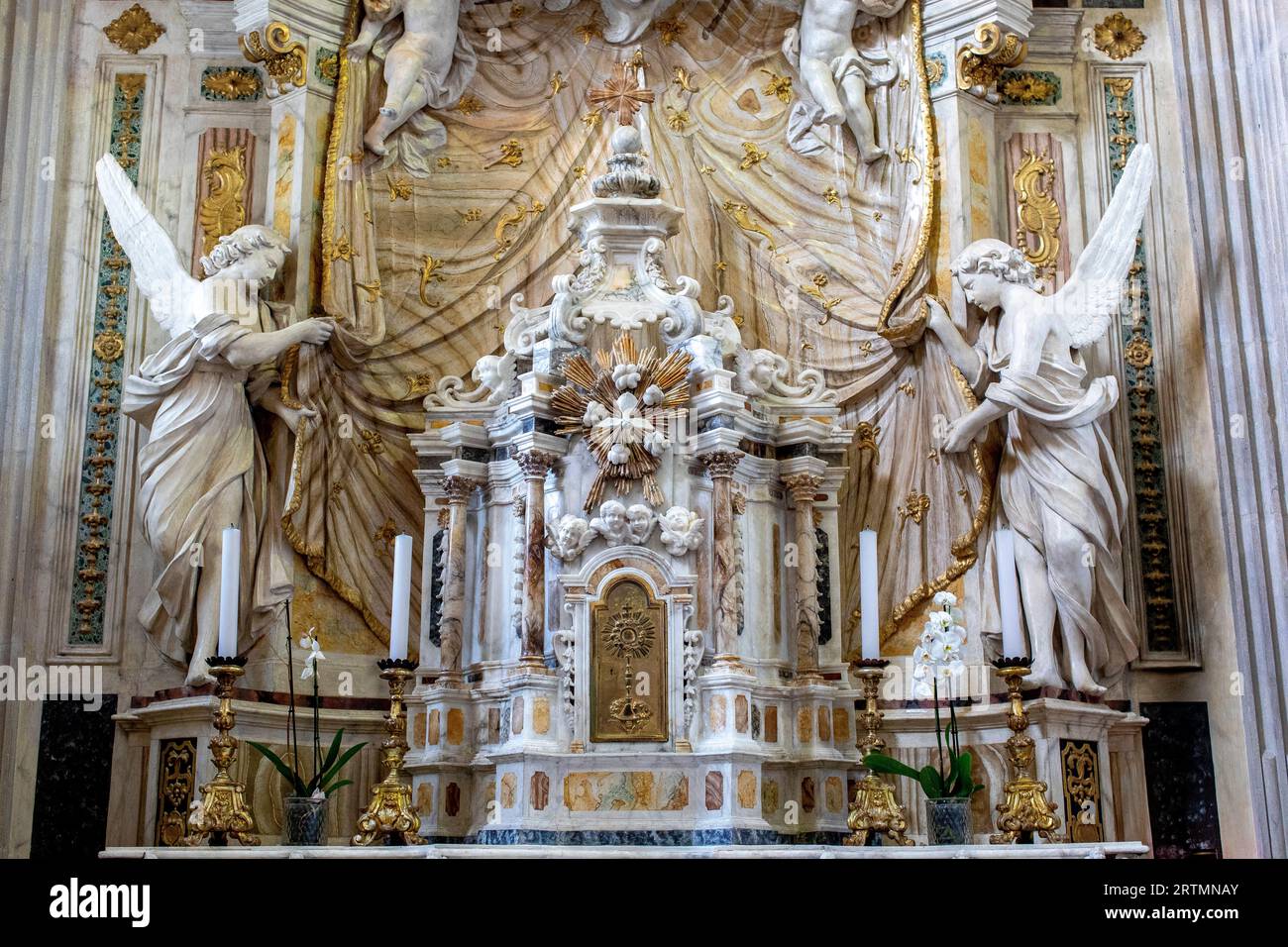 Cattedrale di Santa Maria Assunta oder Duomo di Spoleto, Kathedrale Santa MaryÕs Assumption, Spoleto, Italien. Barocker Altaraufsatz Stockfoto