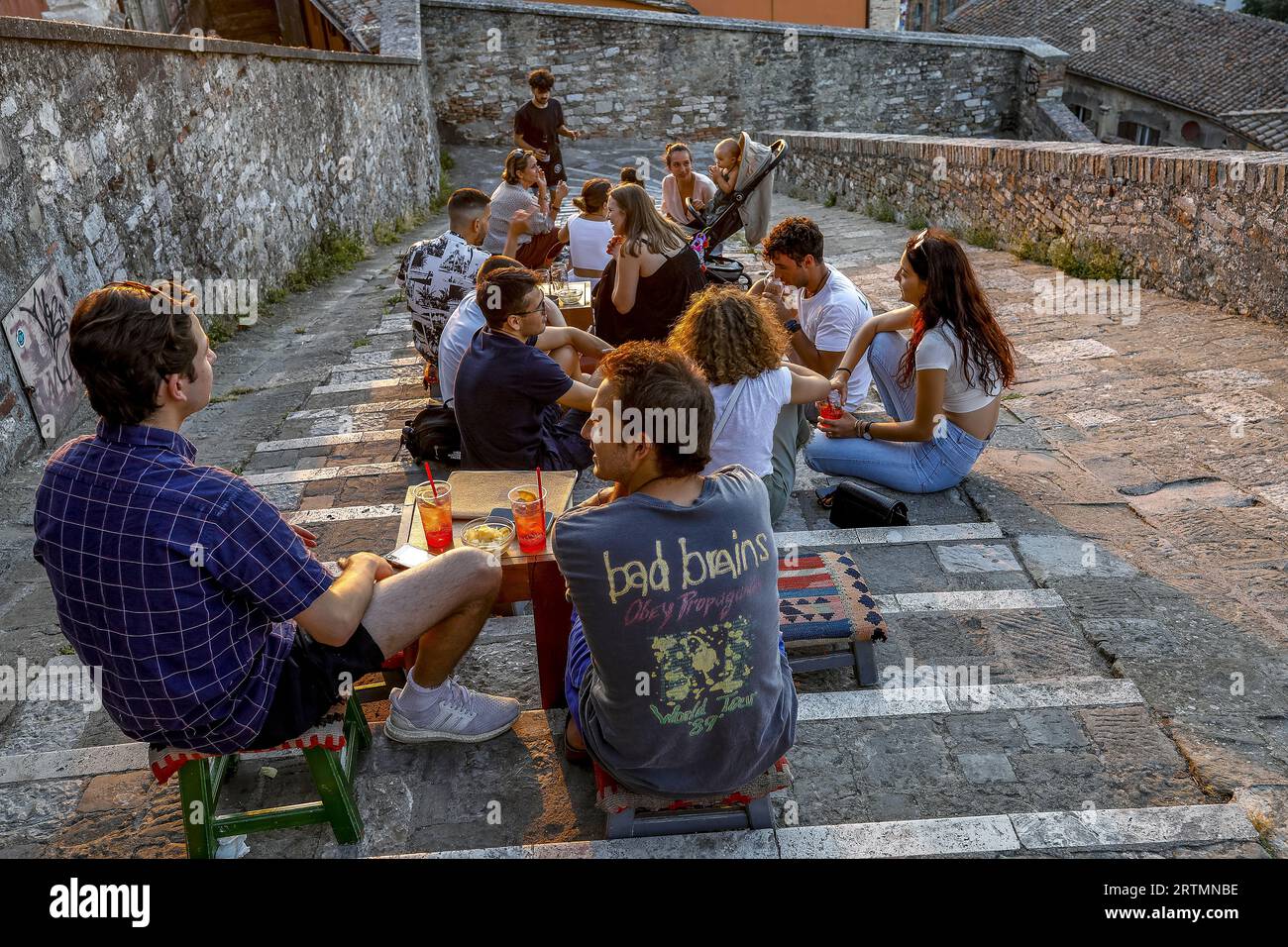 Jugendliche sitzen in einer Bar auf einer städtischen Treppe in Perugia, Umbrien, Italien Stockfoto