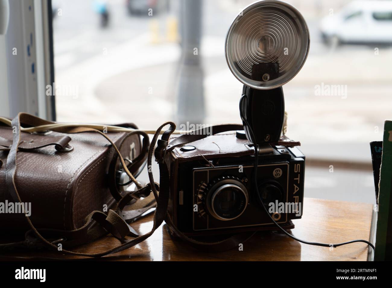 Alte Fotokamera START 66 mit Blitz und Objektiv. Polen, Warschau - 28. Juli 2023. Stockfoto