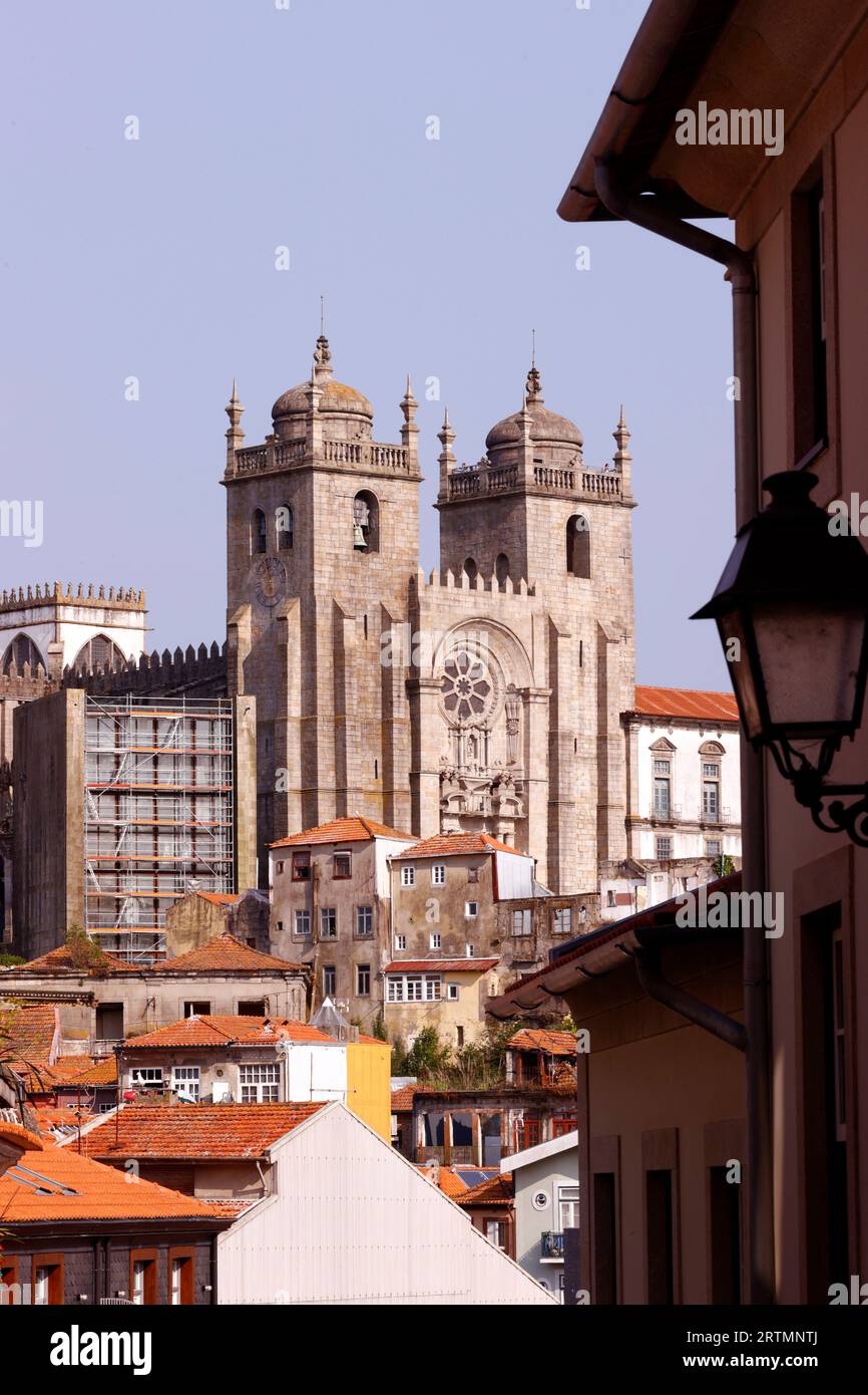 Panoramaaussicht auf das historische Viertel Ribeira mit SE Kathedrale und Bischofspalast. Porto. Portugal. Stockfoto
