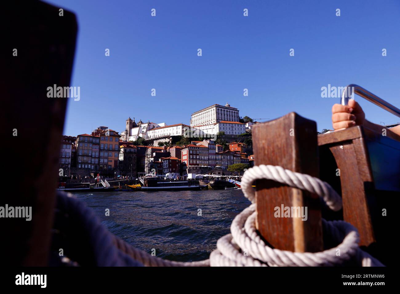Blick auf das historische Viertel Ribeira mit der Kathedrale von SE und dem Bischofspalast. Porto. Portugal. Stockfoto