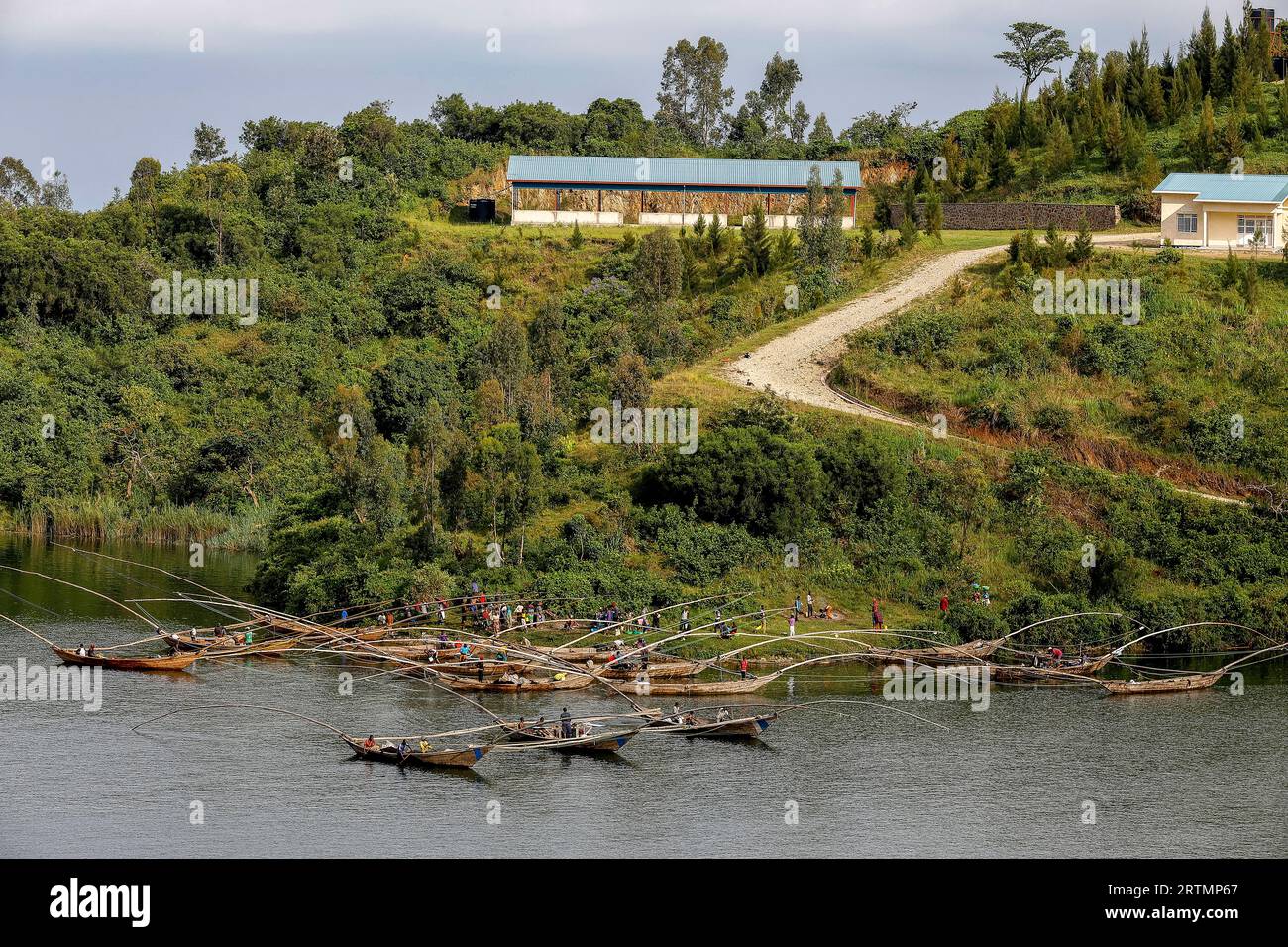 Fischerboote, die zum Ufer des Kivu-Sees, Karongi, Ruanda zurückkehren Stockfoto