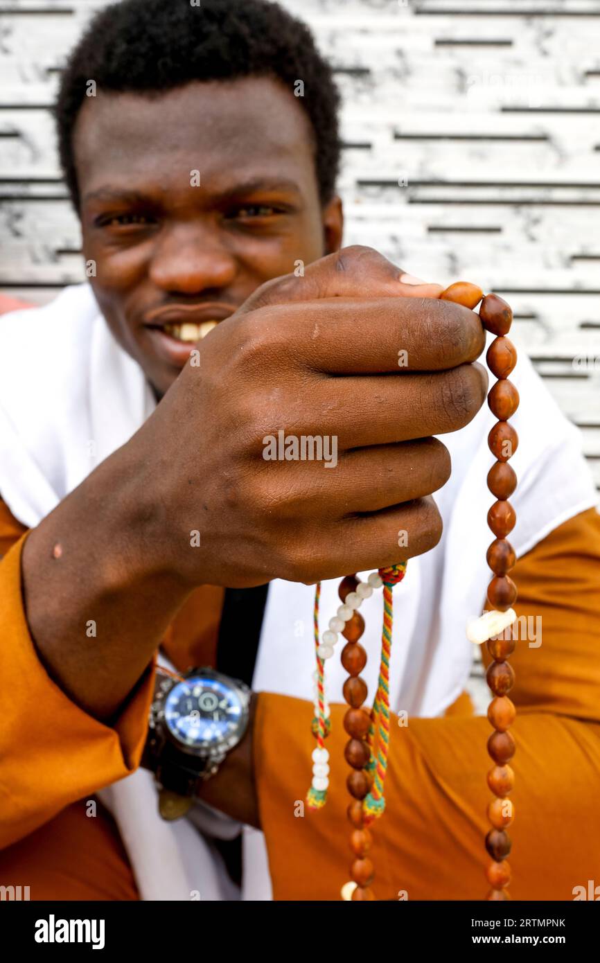 Feier des Gamou-Festivals (Madame, prophetÕs MuhammadÕs Geburtstag) in Thies, Senegal. Muslime halten Gebetsketten Stockfoto