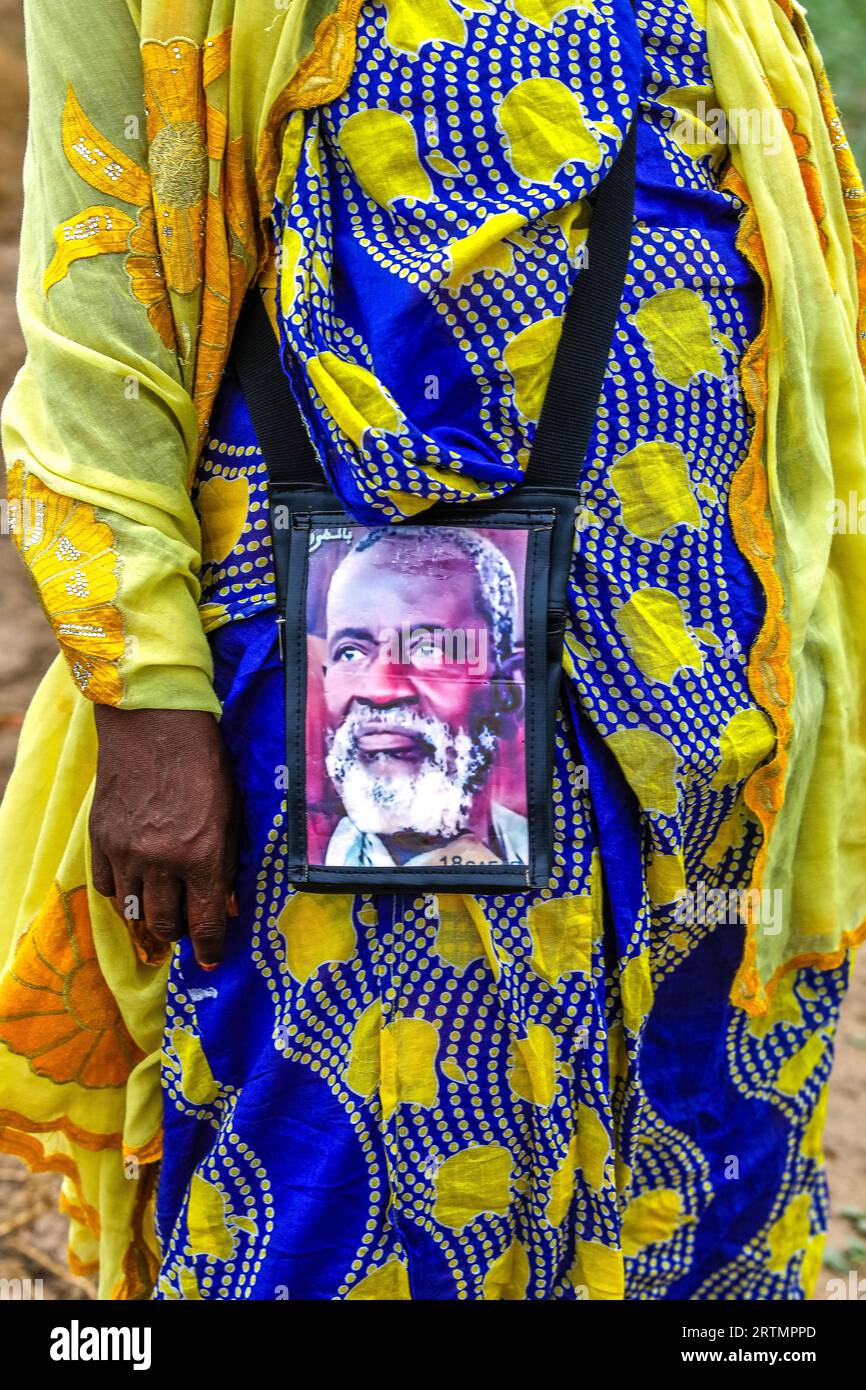 Frau, die ein Bild von ihrem spirituellen Führer in Notto, Senegal, trägt Stockfoto