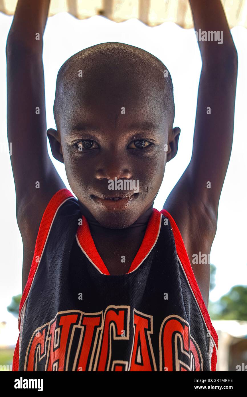 Junge, der sich die Kamera in Fatick, Senegal anschaut Stockfoto