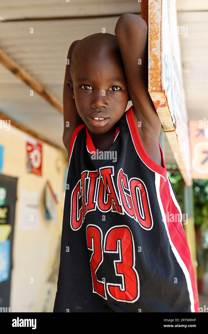 Junge, der sich die Kamera in Fatick, Senegal anschaut Stockfoto