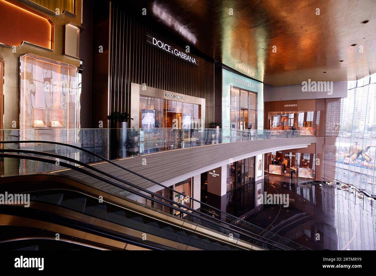 Einkaufszentrum Iconsiam. Luxuriöses Innendesign mit goldenem Design. Dolce Gabana. Bangkok. Thailand. Stockfoto
