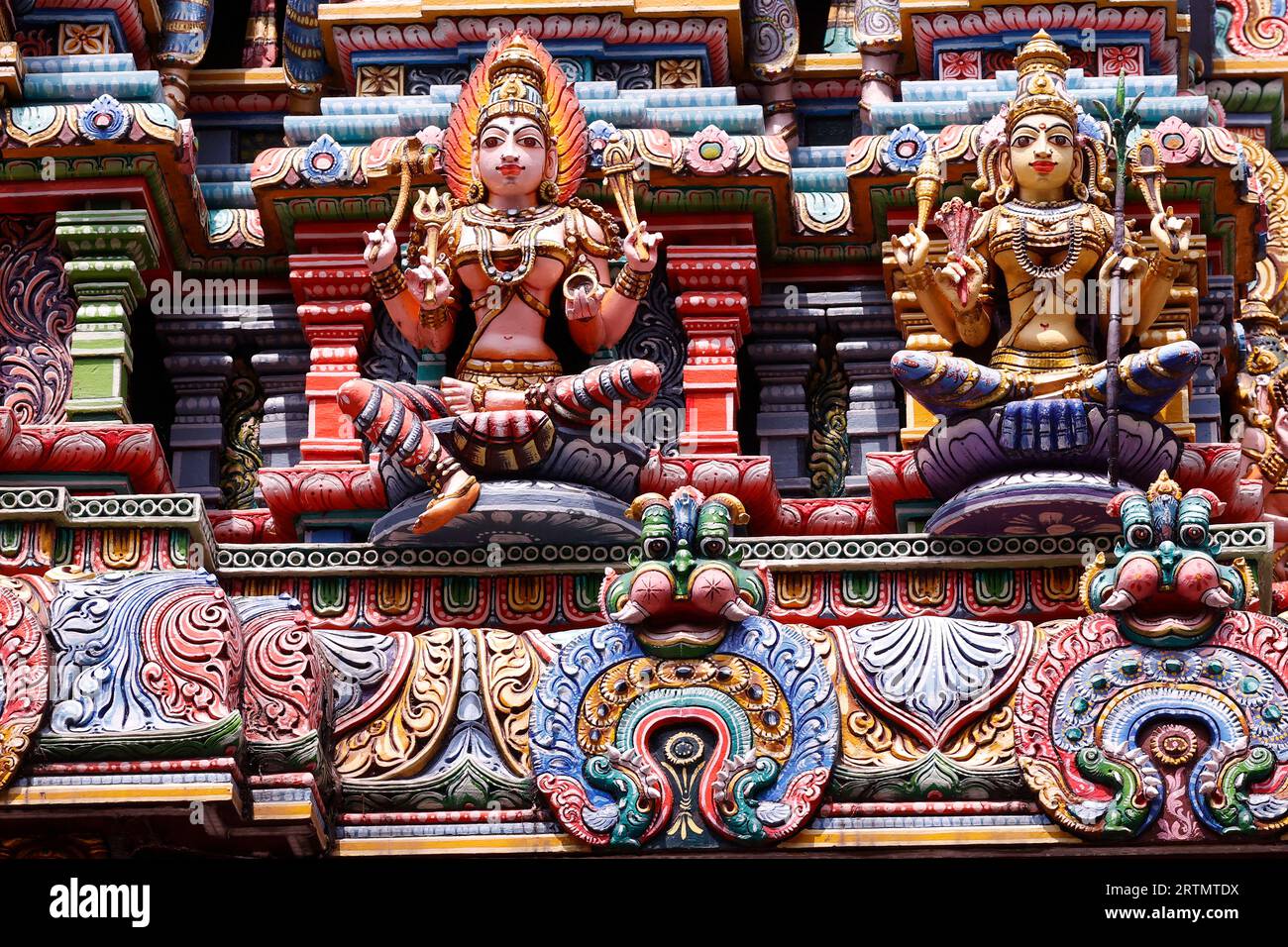 Sri Maha Mariamman Tempel an der Silom Road. Gopuram mit hinduistischen Gottheiten. Bangkok. Thailand. Stockfoto