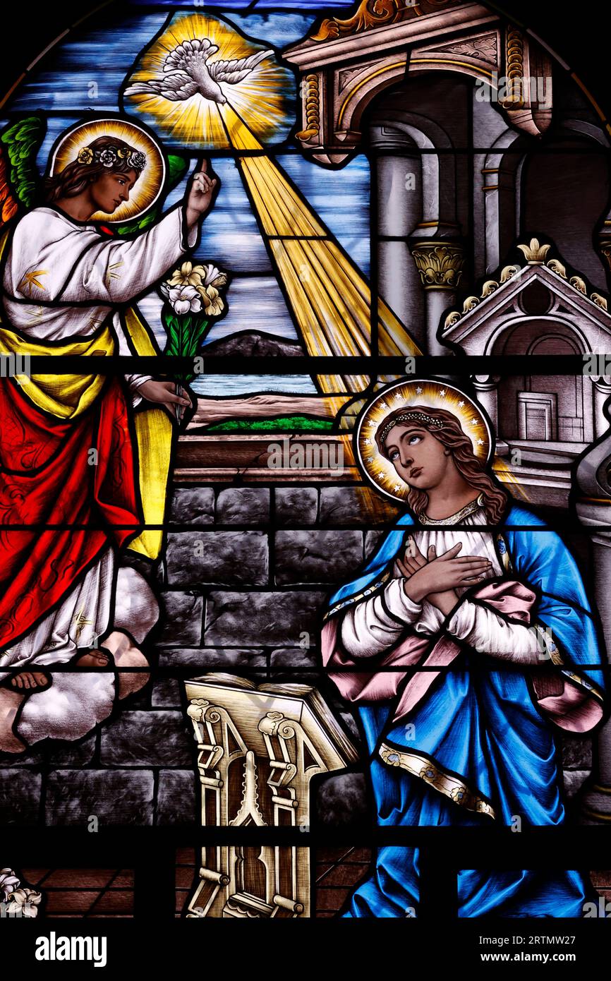 St. Nikolaus Kathedrale Dalat. Buntglasfenster. Die Verkündigung ist die Verkündigung der Jungfrau Maria durch den Engel Gabriel. Dalat. Vietnam. Stockfoto