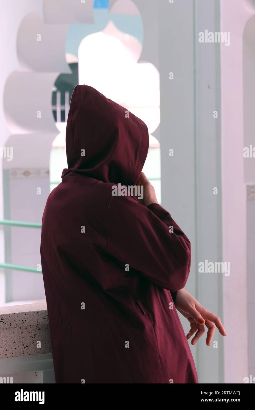 Die Silhouette des muslimischen Mannes in der Moschee. Stockfoto
