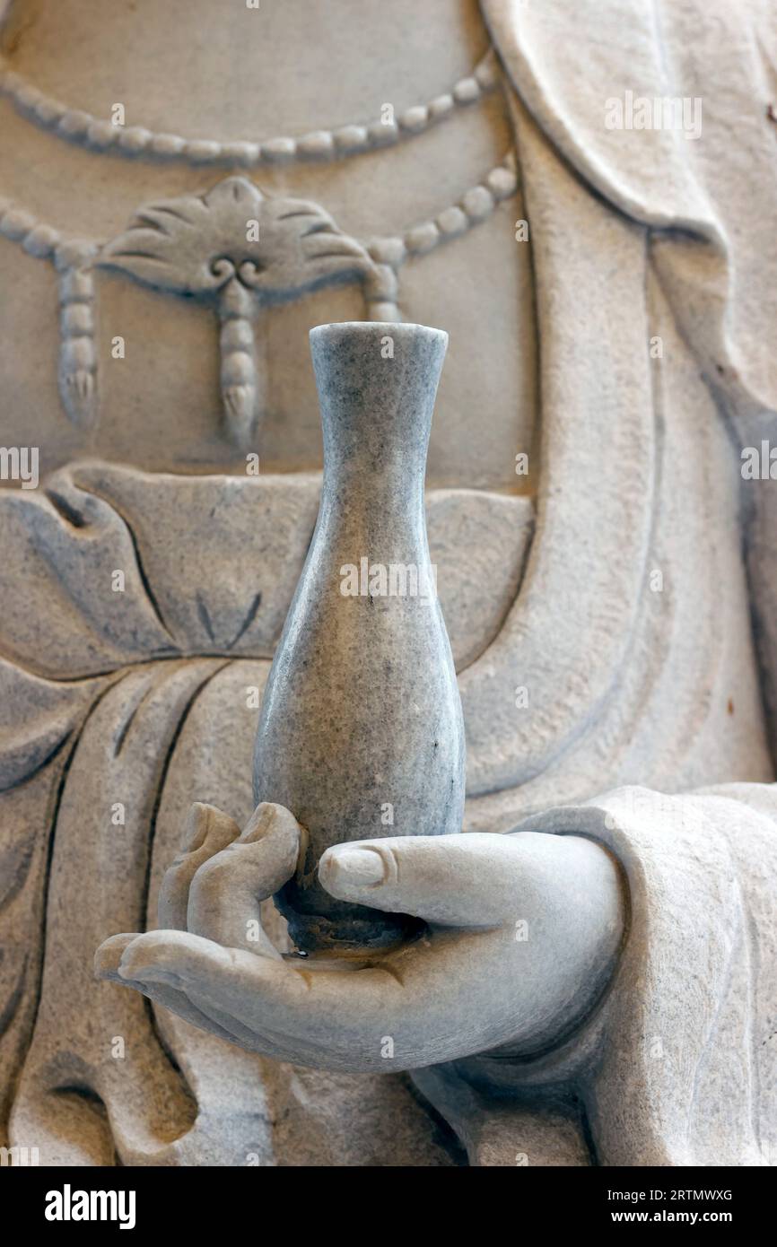 Tinh, Dieser Quan Am Pagoda. Bodhisattva Avalokiteshvara. Guanyin-Statue (Quan Am). Die Göttin der Barmherzigkeit und des Mitgefühls. Marmorstatue. Nahaufnahme auf ha Stockfoto