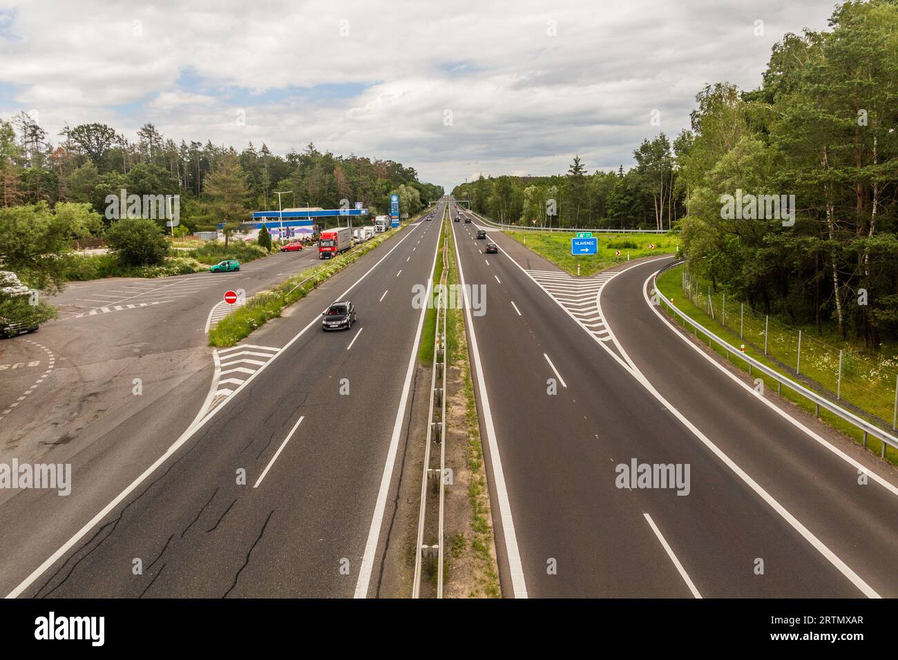 U CTYR KAMENU, TSCHECHIEN - 5. JULI 2020: U Ctyr Kamenu Haltestelle an der Autobahn D10 in TSCHECHIEN Stockfoto