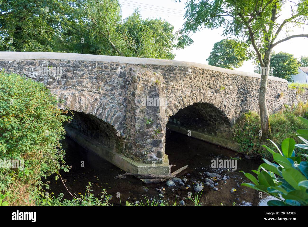 Die alte Brücke über den 6 Mile Burn in Parkgate, County Antrim, Nordirland. Stockfoto