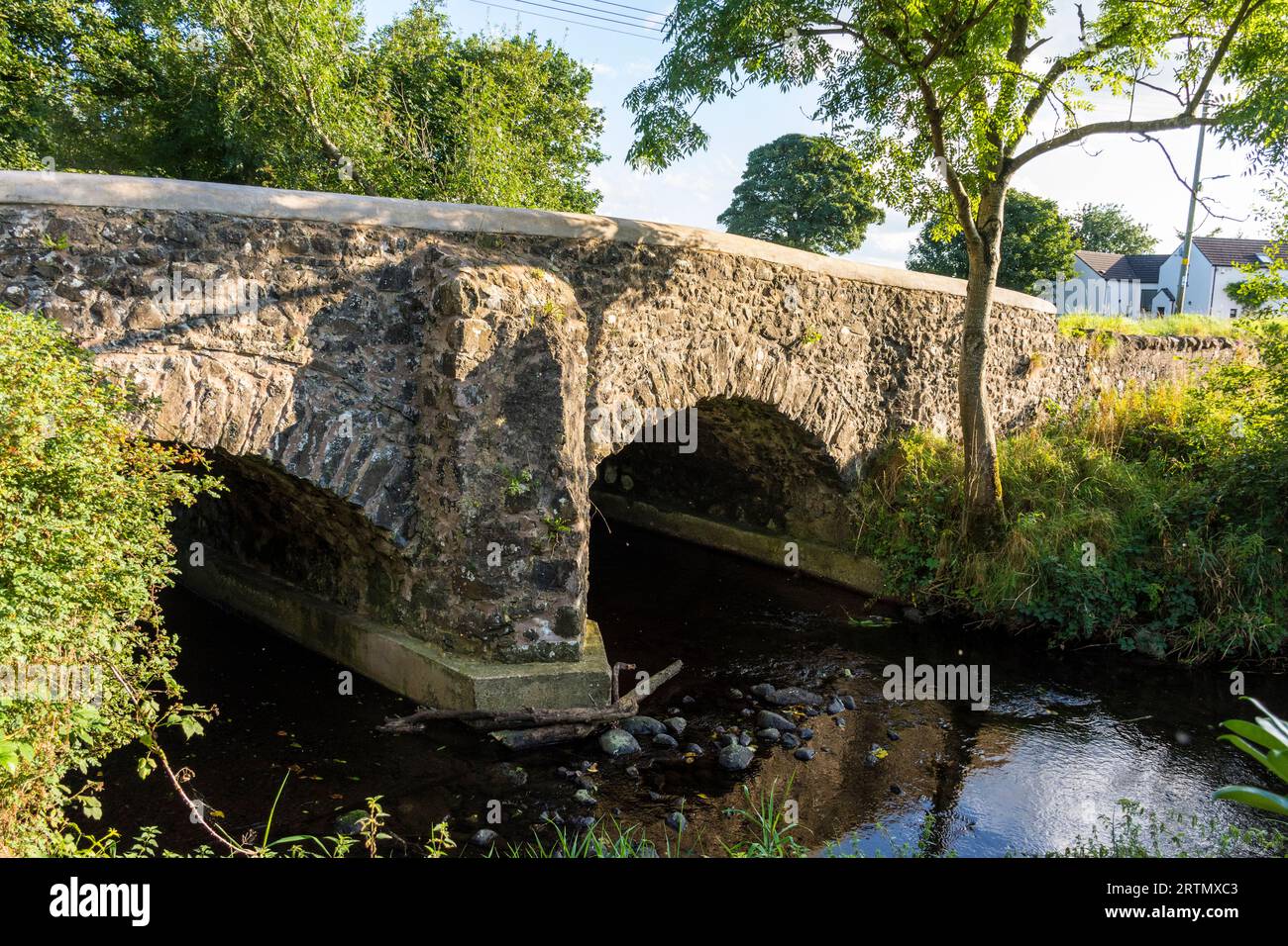 Die alte Brücke über den 6 Mile Burn in Parkgate, County Antrim, Nordirland. Stockfoto