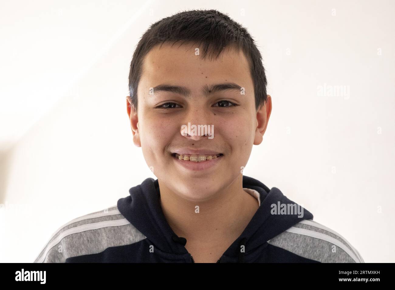 Lächelnder Teenager mit Zahnspange in Montrouge, Frankreich Stockfoto
