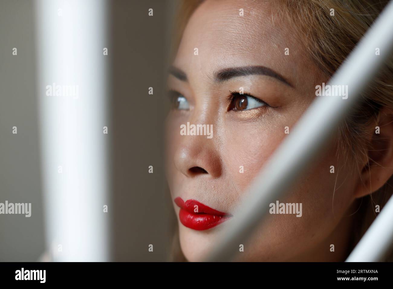 Portait einer asiatischen Frau mit rotem Lippenstift. Stockfoto