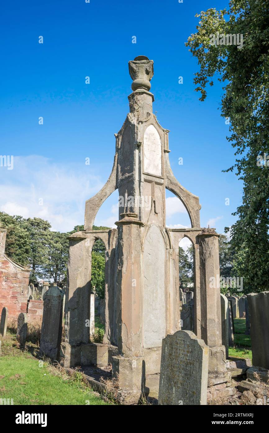 Grabdenkmal oder Grabstein auf dem Friedhof der Arbroath Abbey, Schottland, Großbritannien Stockfoto