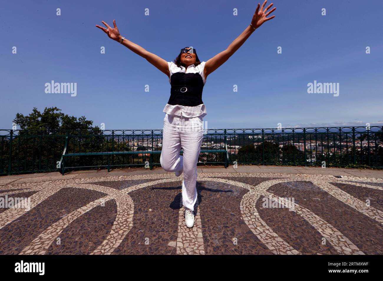 Glückliche lächelnde Frau springt. Stockfoto