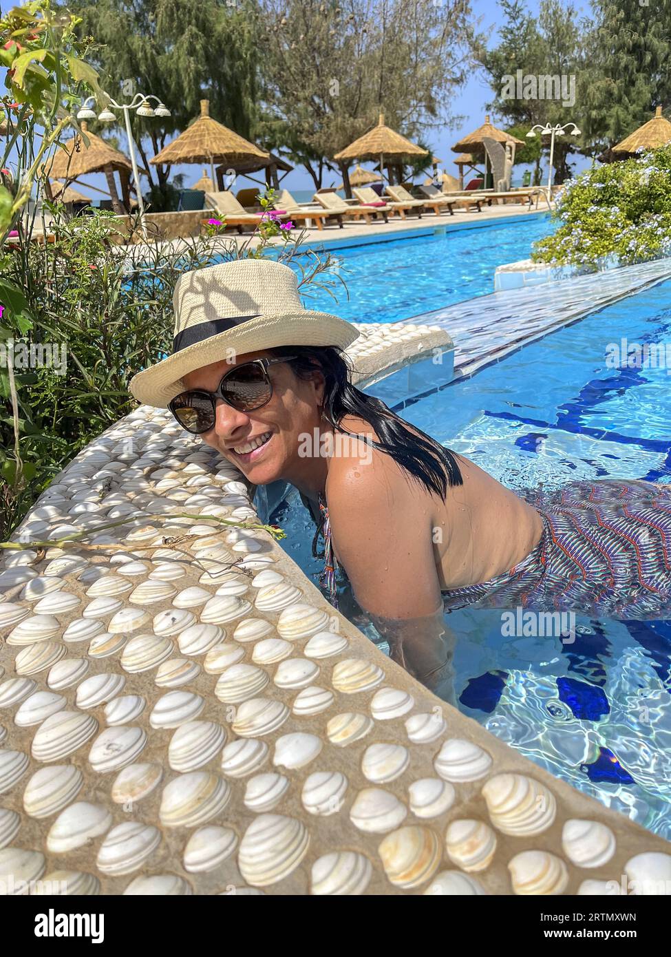 Frau, die in einem Pool in Ndayane, Senegal, badet Stockfoto Frau, die in einem Pool in Ndayane, Senegal, badet Stockfoto