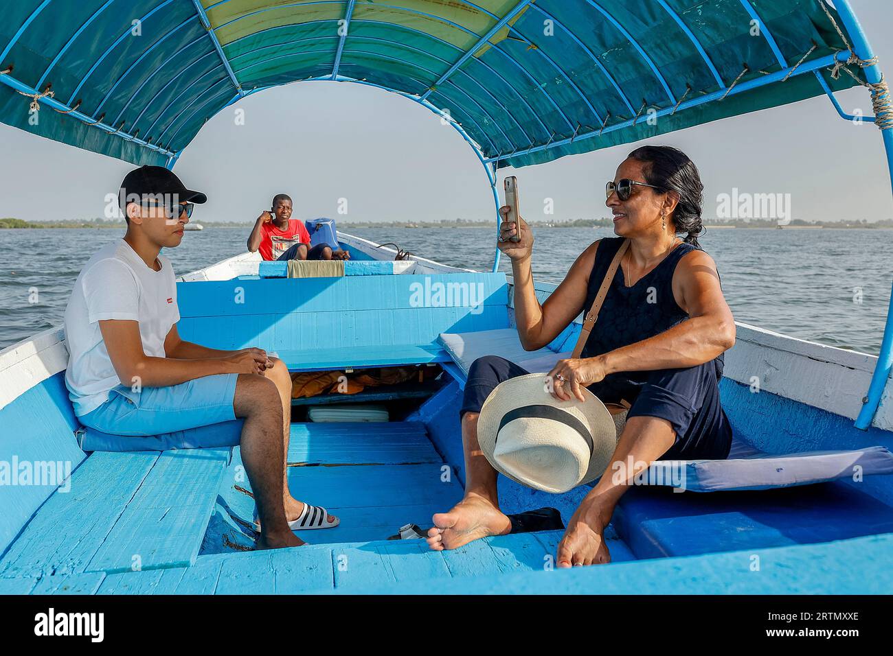 Mutter und Sohn auf einer Bootsfahrt im Saloum-Delta, Senegal Stockfoto