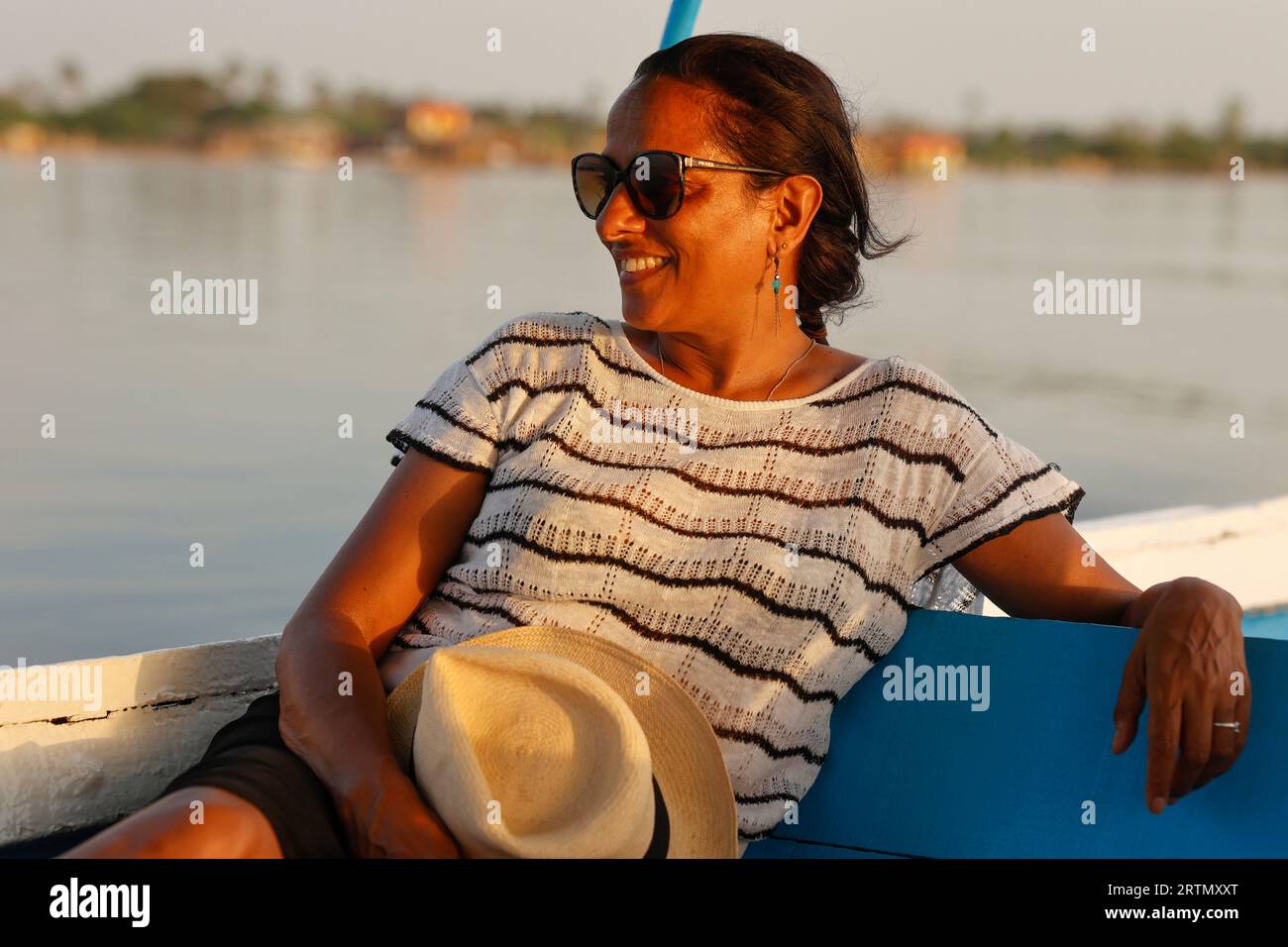 Frau auf einem Boot im Saloum-Delta, Senegal Stockfoto Frau auf einem Boot im Saloum-Delta, Senegal Stockfoto