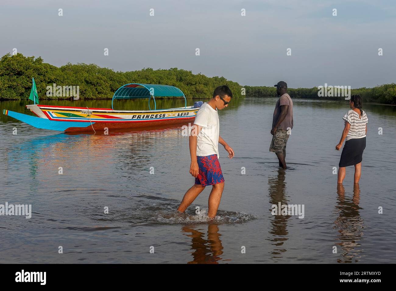 Mutter und Sohn und Bootsführer auf einer Insel im Saloum Flussdelta, Senegal Stockfoto