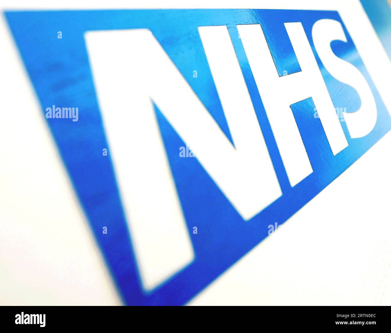 Dateifoto vom 11/10 des NHS-Logos. Die Zahl der Menschen in England, die auf eine routinemäßige Krankenhausbehandlung warten, ist auf ein neues Rekordhoch gestiegen. Laut NHS England warteten schätzungsweise 7,68 Millionen Menschen auf eine Behandlung Ende Juli, gegenüber 7,57 Millionen im Juni. Ausgabedatum: Donnerstag, 14. September 2023. Stockfoto