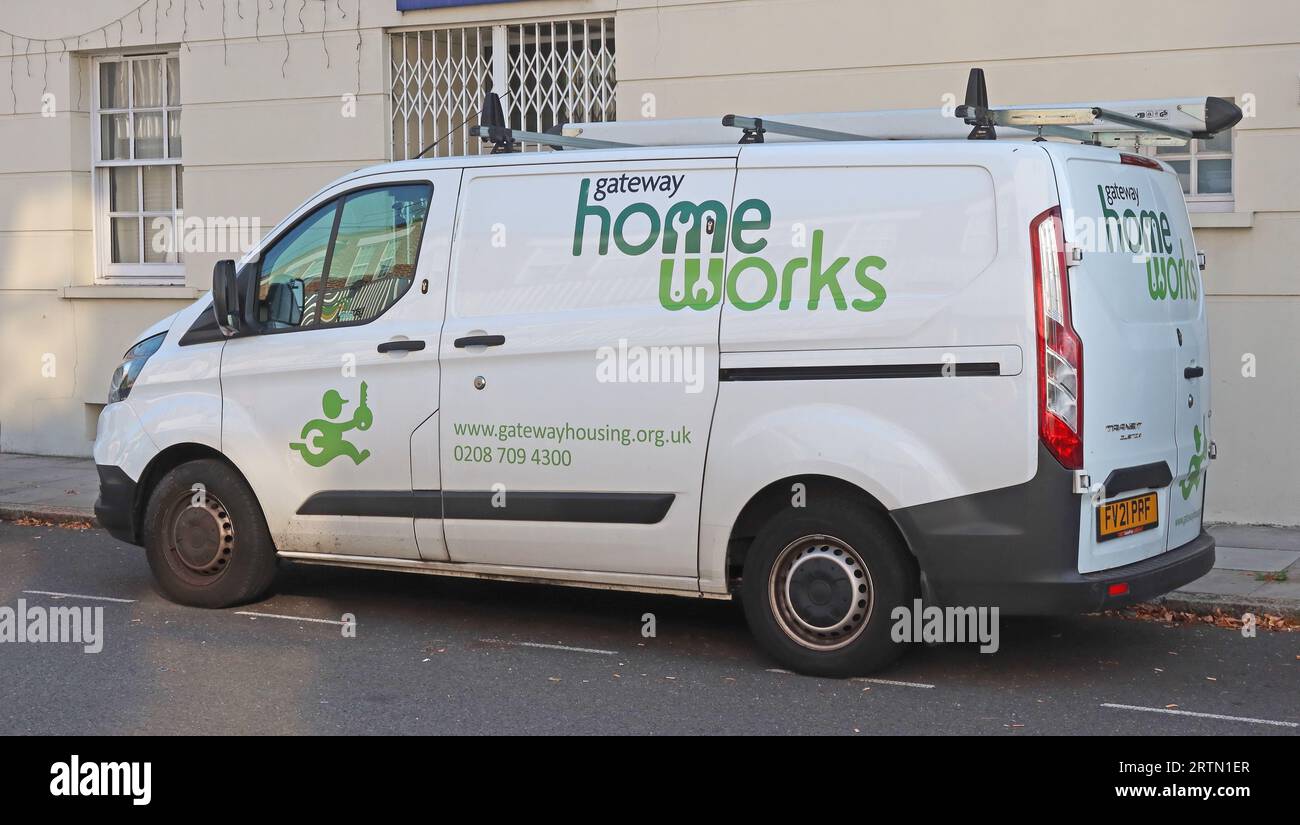 Gateway Housing Association, weißer Kleinbus von Home Works, auf Abruf in Rhondda Grove, Mile End, Tower Hamlets, London, England, UK, E3 5AP Stockfoto