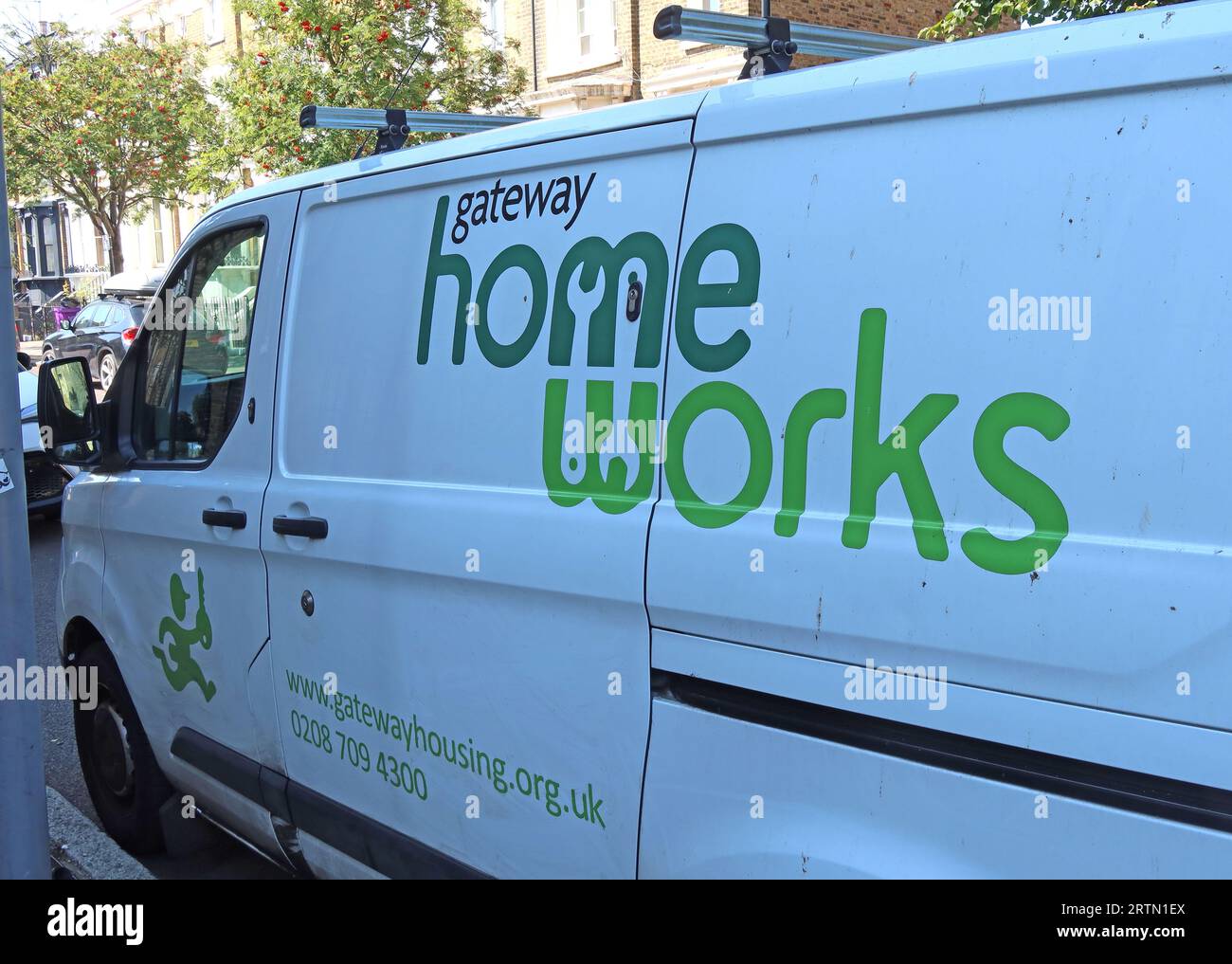 Gateway Housing Association, weißer Kleinbus von Home Works, auf Abruf in Rhondda Grove, Mile End, Tower Hamlets, London, England, UK, E3 5AP Stockfoto