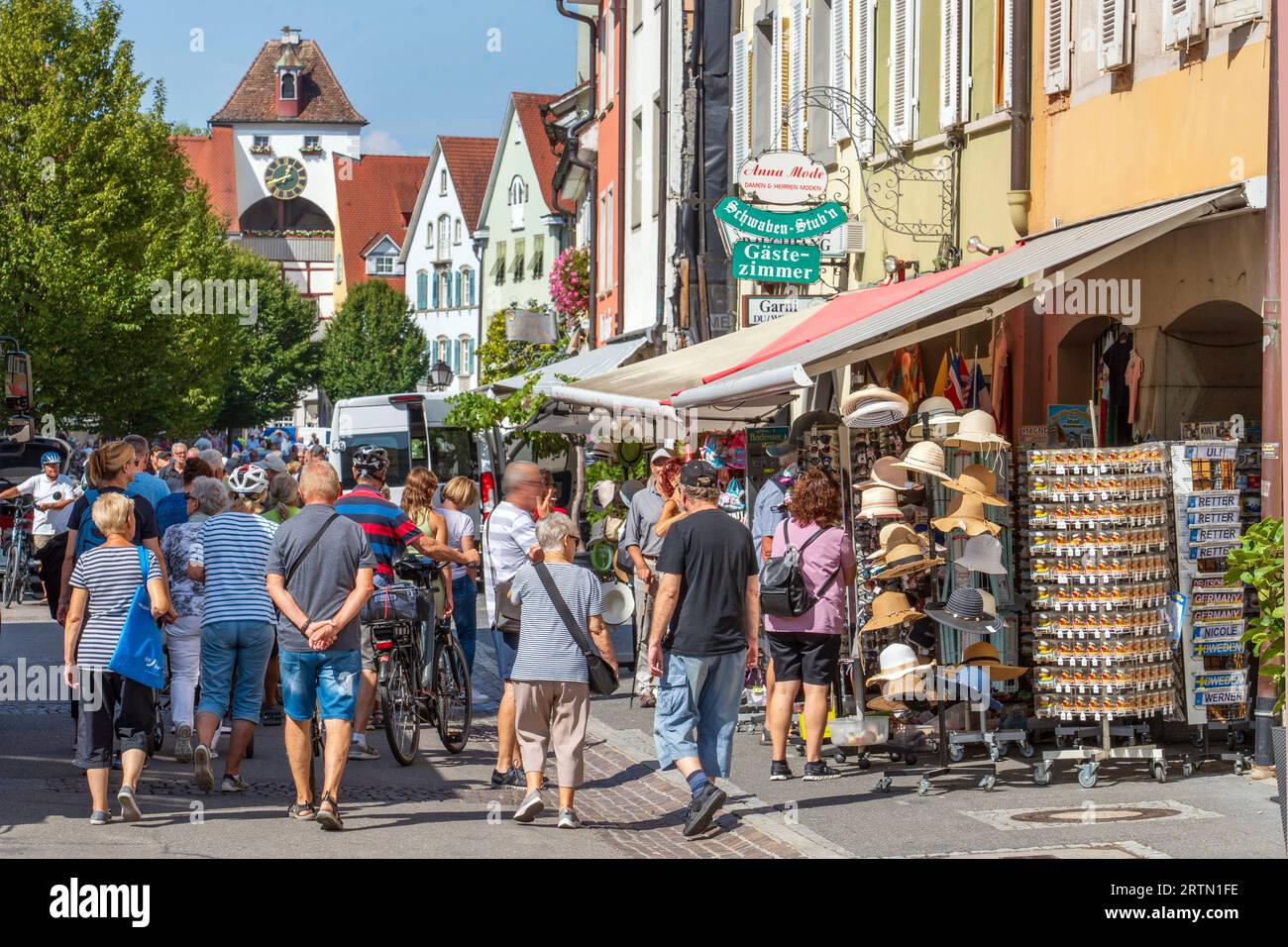 Touristen drängen sich in der Meersburger Altstadt, September 2023 Deutschland, Meersburg, September 2023, Touristengruppen drängen sich in der historischen Altstadt, Meersburger Unterstadt, Unterstadtstraße mit Stadttor, Tourismus, Urlaub in Deutschland, Baden-Württemberg, *** Touristen in der Meersburger Altstadt, September 2023 Deutschland, Meersburg, September 2023, Touristengruppen in der historischen Altstadt, Meersburger Unterstadt, Unterstadtstraße mit Stadttor, Tourismus, Urlaub in Deutschland, Baden Württemberg, Stockfoto