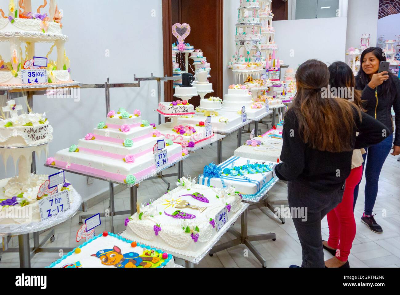 Mexiko-Stadt, CDMX, Mexic, Eine Ausstellung von dekorierten Kuchen im Pas Eleria ideal, einem traditionellen mexikanischen Bäckereigeschäft, nur redaktionell Stockfoto