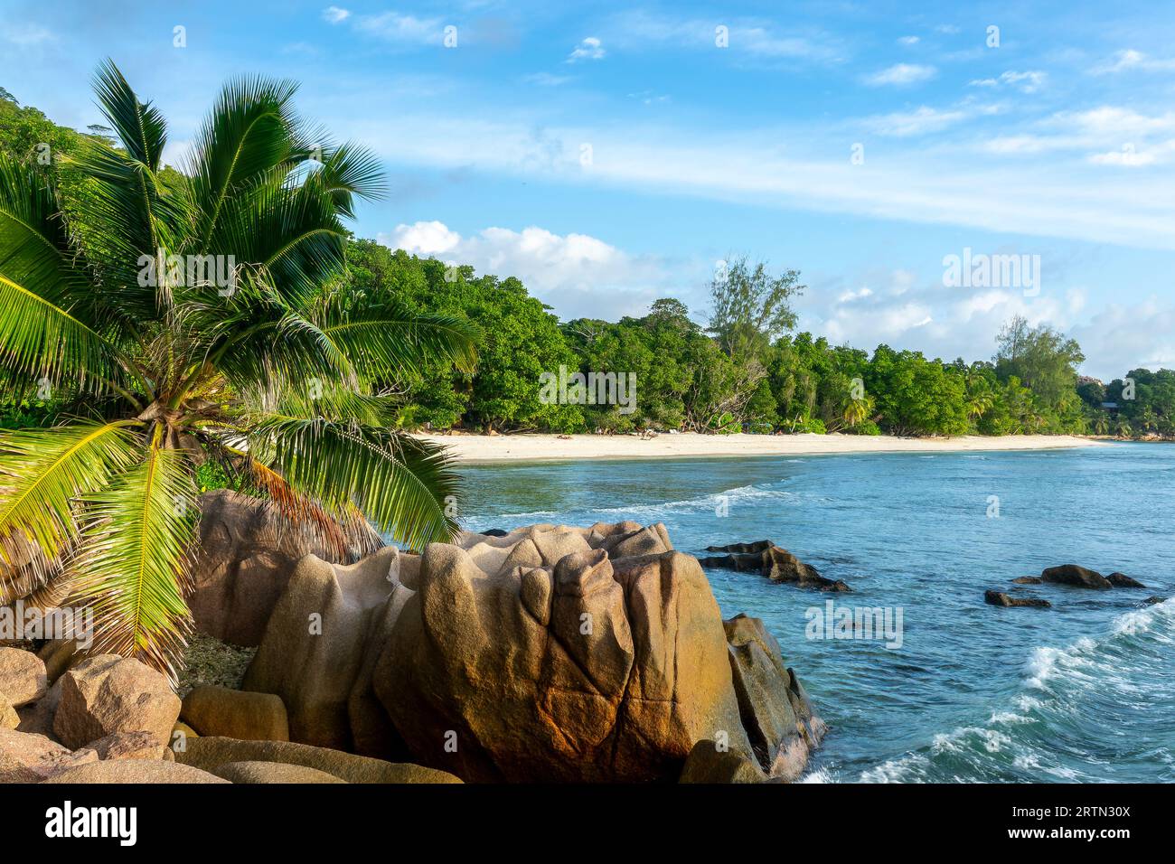 Granitfelsen und Palmen am malerischen tropischen Sandstrand Anse Severe Beach, La Digue Island, Seychellen Stockfoto