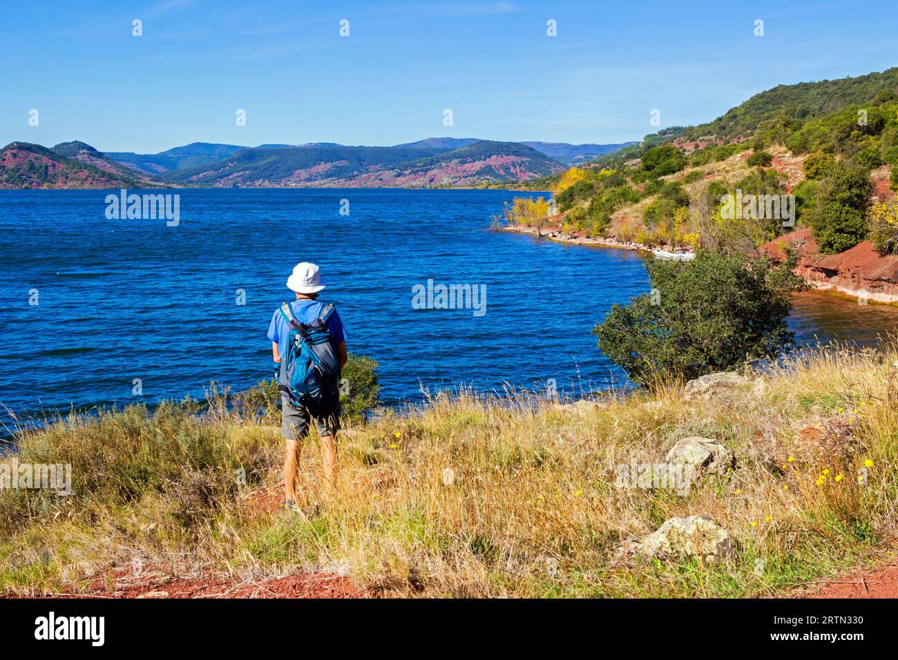 Der Lac du Salagou, Landschaft der Rüschen. In der Nähe des Weilers Vailhes. Clermont l'Herault, Okzitanien, Frankreich. Stockfoto